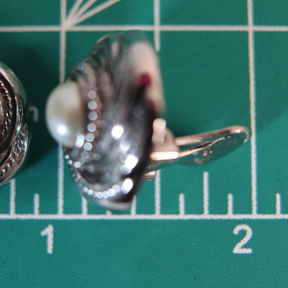 Unsigned Loree Earrings By 1928 Pearly Bead Silver Tone Swirl Clip Ons - Picture 4 of 8